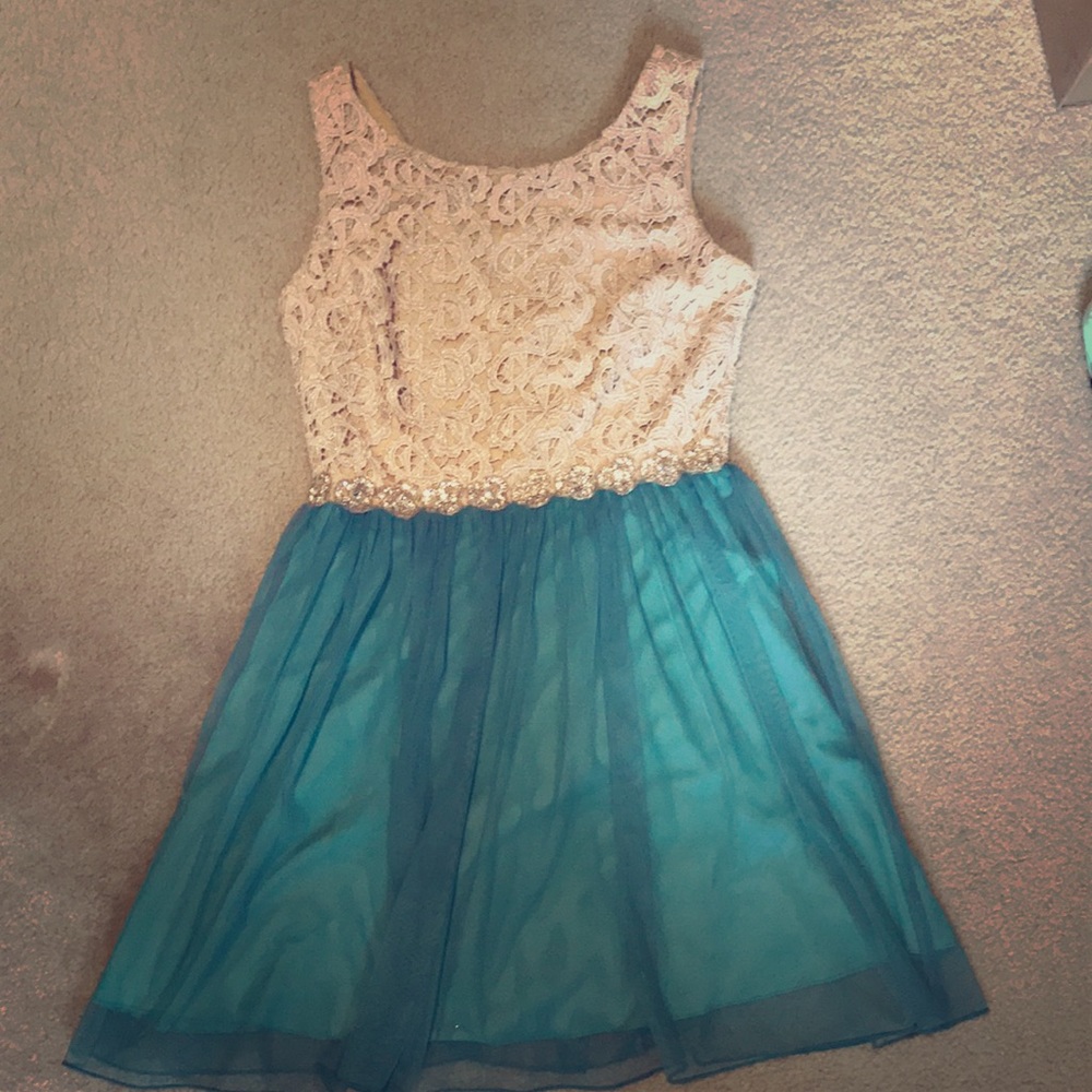 Semi- formal/ formal dress. Only worn once.